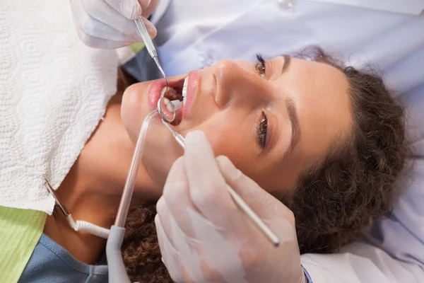 Dentista che esamina un paziente denti — Foto Stock