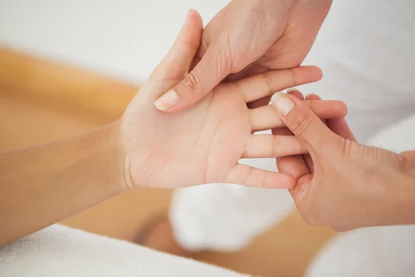 Mulher recebendo massagem de mão — Fotografia de Stock