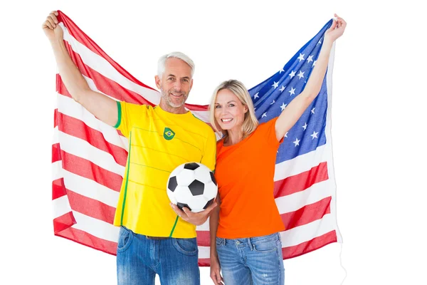 Pareja fanática del fútbol animando y sonriendo a la cámara —  Fotos de Stock