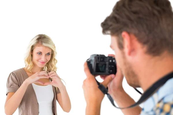 Hombre tomando fotos de su linda novia — Foto de Stock