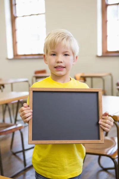 Schüler hält Kreidetafel im Klassenzimmer — Stockfoto