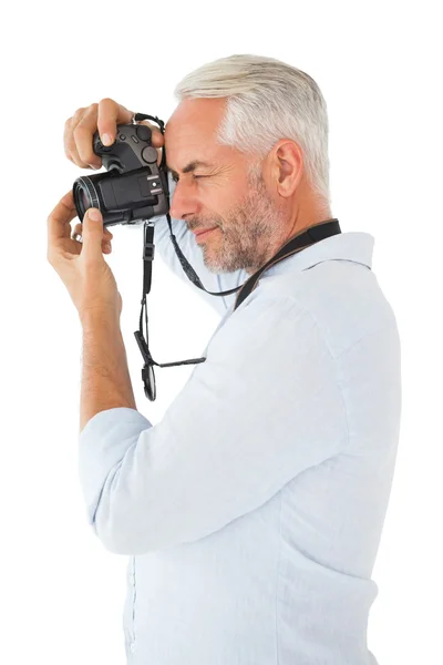 Sorrindo homem tirando uma foto na câmera digital — Fotografia de Stock