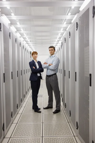 Équipe de techniciens en informatique souriant à la caméra — Photo