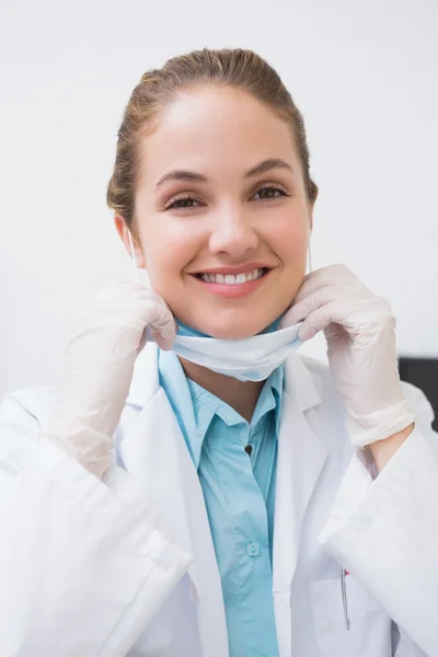 Dentista vestindo sua máscara cirúrgica — Fotografia de Stock
