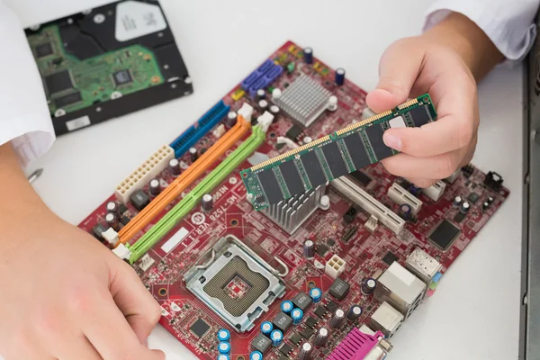 Technicus werken aan gebroken cpu — Stockfoto