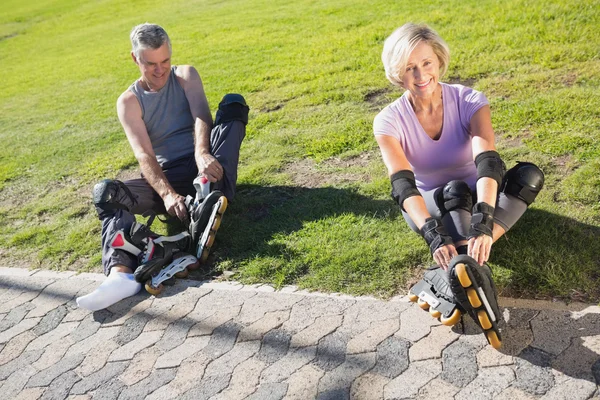 Active senior couple ready to go rollerblading — Stock Photo, Image
