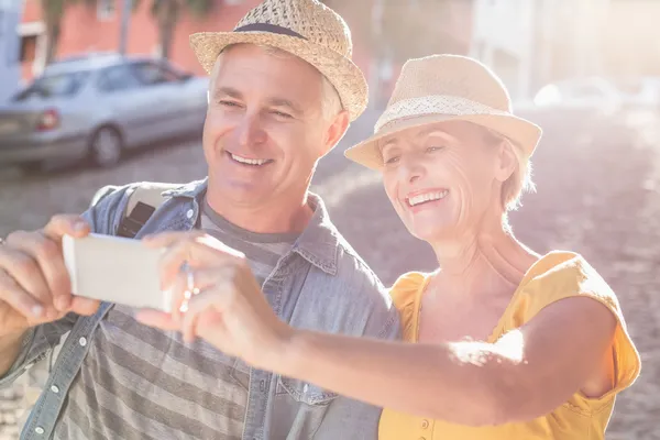 Gelukkige volwassen paar een selfie tezamen in de stad — Stockfoto