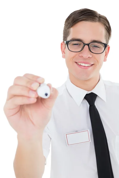 Nerdiger Geschäftsmann schreibt mit schwarzem Filzstift — Stockfoto