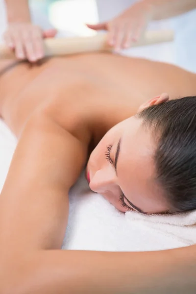 Mulher atraente recebendo tratamento no centro de spa — Fotografia de Stock