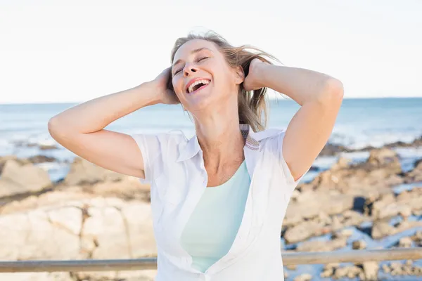 Casual vrouw die lacht door de zee — Stockfoto