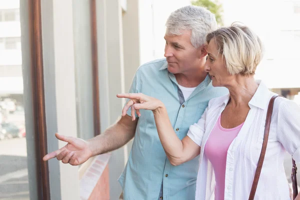 Glad äldre par fönster shopping i staden — Stockfoto