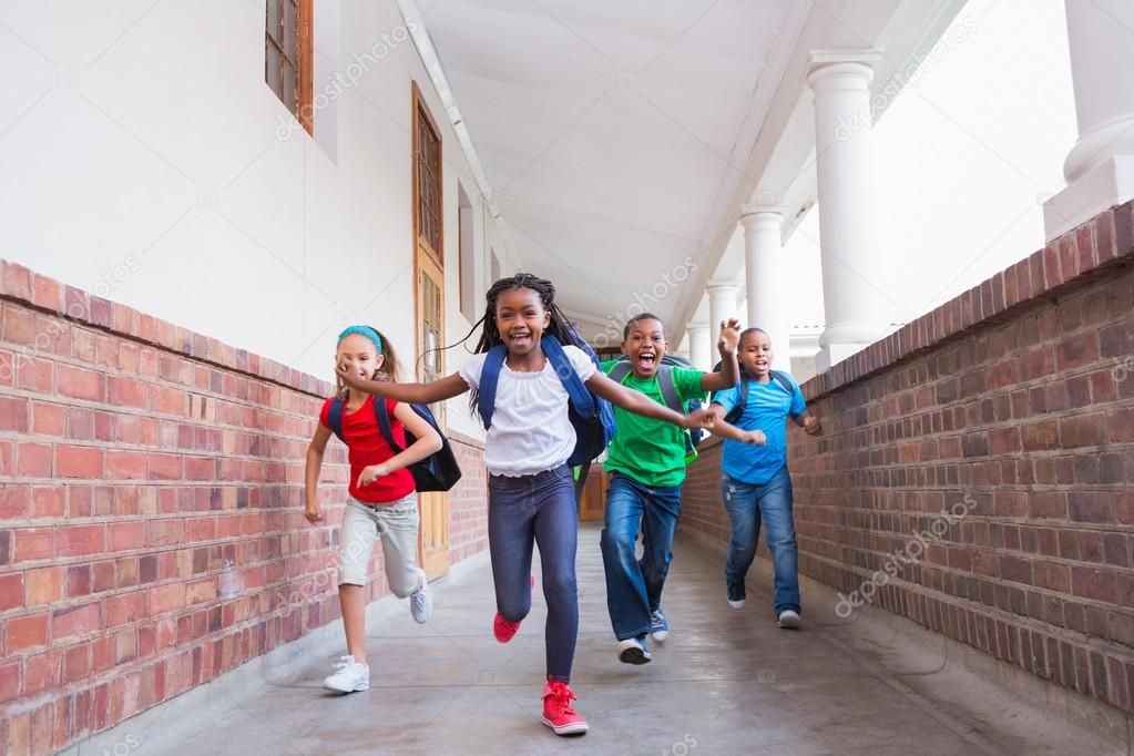 alumnos lindos correr en pasillo — Fotos de Stock © Wavebreakmedia