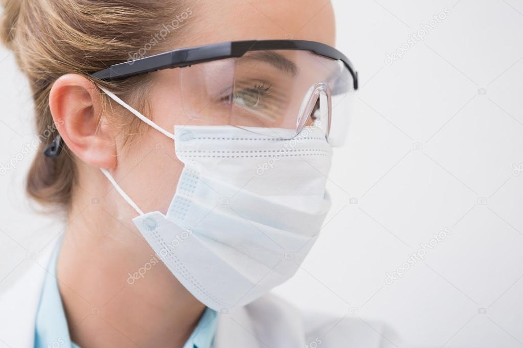 Dentist with surgical mask and protective glasses — Stock Photo