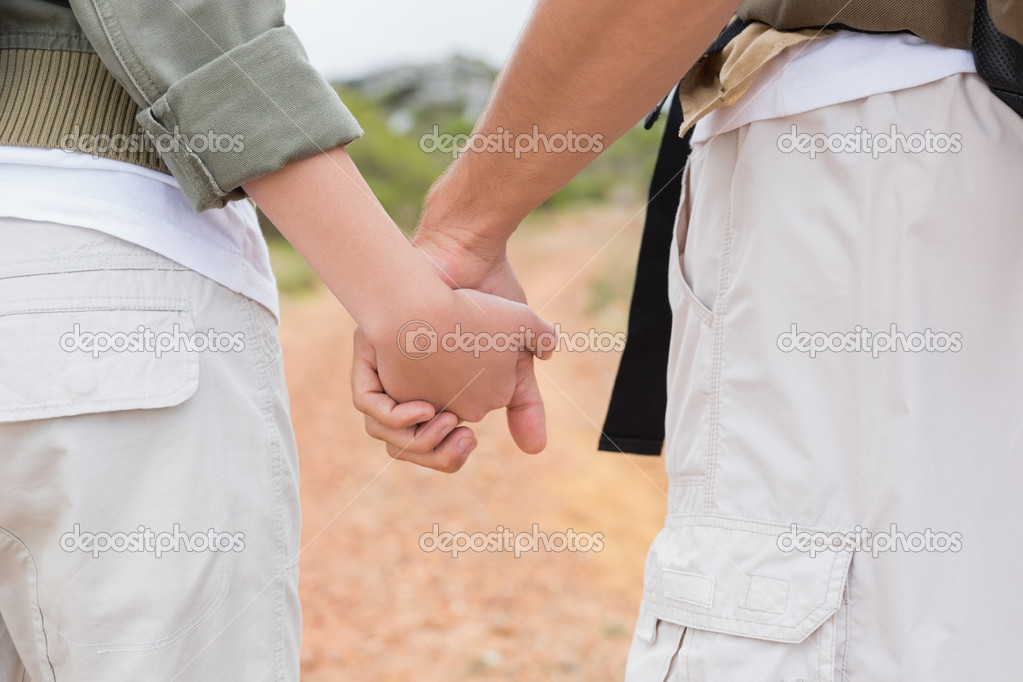 Nahaufnahme von Wanderpaar beim Händchenhalten Stockfotografie