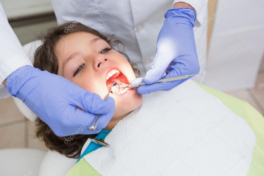 Dentiste Pediatrique Examinant Un Petit Garcon Dents Dans Les Dentistes Image Libre De Droit Par Wavebreakmedia C
