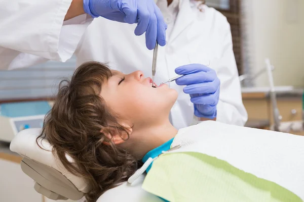 Pediatric tandläkare undersöka en liten pojkar tänder i tandläkare — Stockfoto