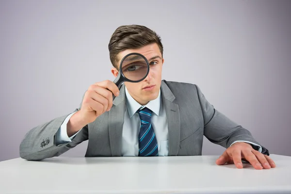 Empresario sentado en el escritorio — Foto de Stock