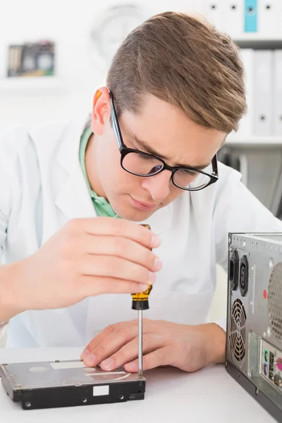 Technician working on broken hardware — Stock Photo, Image