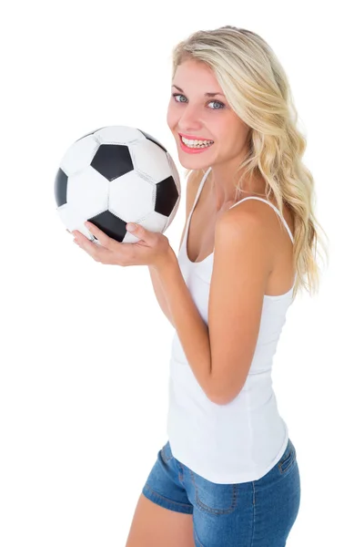 Mooie blonde voetbalfan houden bal — Stockfoto