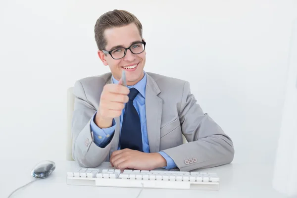 Nerdy zakenman werken op de computer — Stockfoto