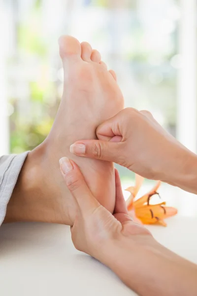 Femme recevant massage des pieds — Photo