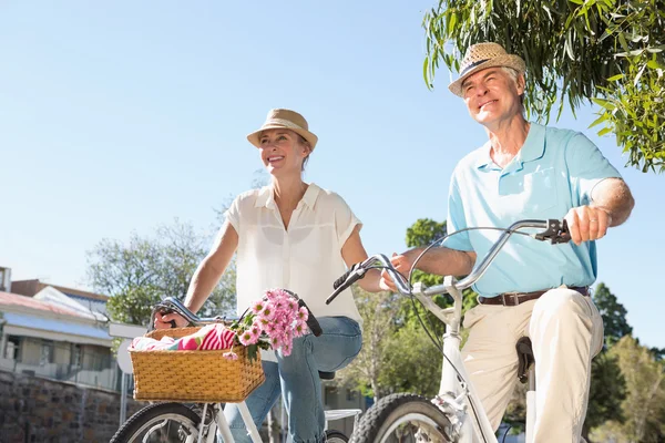 Felice coppia di anziani andare a fare un giro in bicicletta in città — Foto Stock