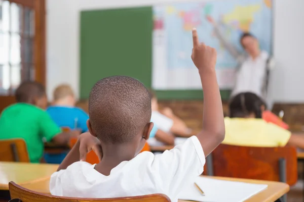 Pupil raising hand in classroom — Stock Photo, Image