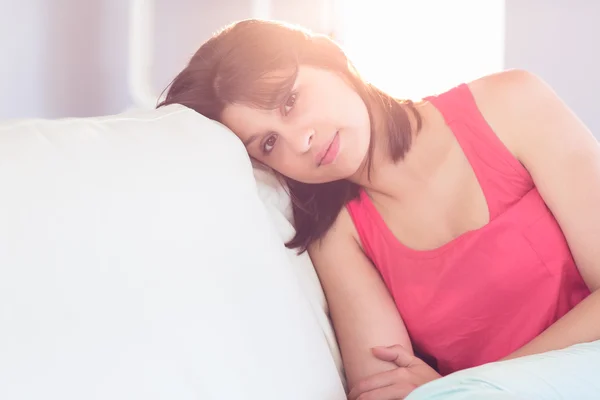 Pretty brunette relaxing on the couch — Stock Photo, Image