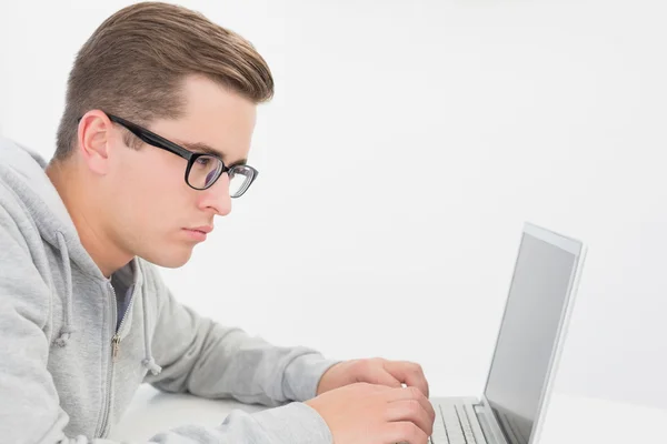 Casual man som arbetar på skrivbord med laptop — Stockfoto