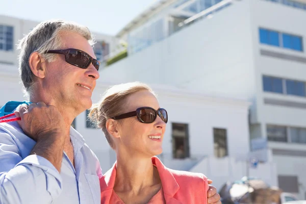 Lyckliga äldre par hålla påsar — Stockfoto