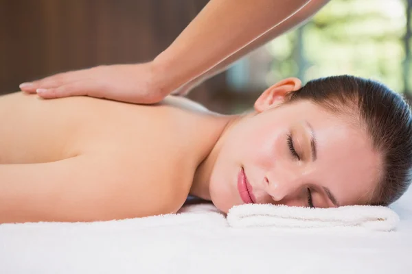 Atrakcyjna kobieta odbiera masaż pleców w centrum odnowy biologicznej — Zdjęcie stockowe