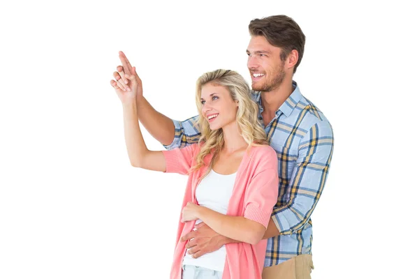 Attraktiva unga par embracing och pekar — Stockfoto