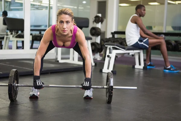 Fit jeune femme levant haltère dans la salle de gym — Photo