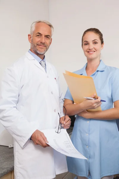 Dentist and assistant smiling — Stock Photo, Image