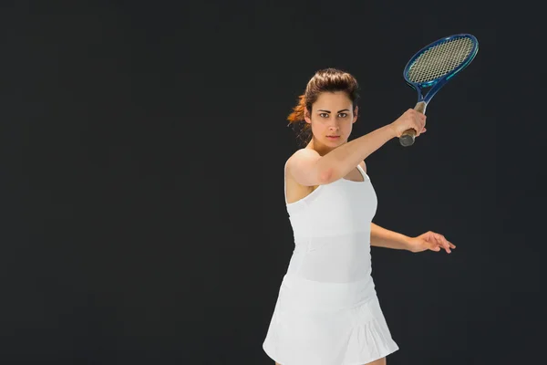 Portre raket ile kendine güvenen bayan tenis oyuncusu — Stok fotoğraf