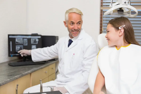 Dentista explicando raios-x para a menina — Fotografia de Stock