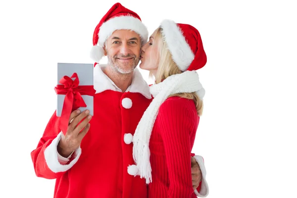 Casal festivo abraçando e segurando presente — Fotografia de Stock