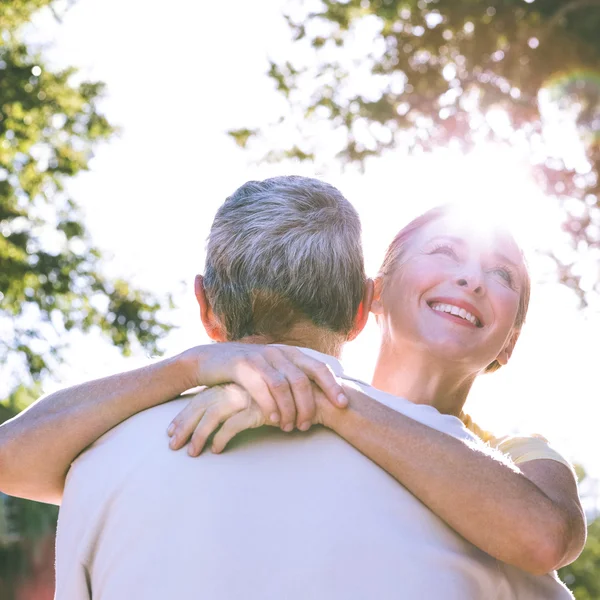 Lyckliga äldre par embracing i staden — Stockfoto