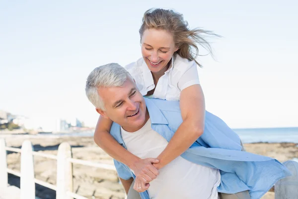 Casal se divertindo junto ao mar — Fotografia de Stock