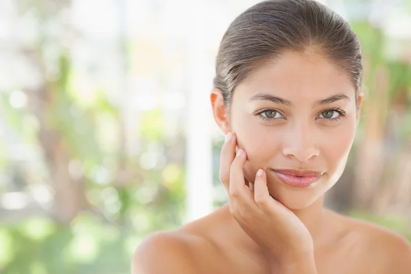 Hermosa morena sonriendo a la cámara — Foto de Stock