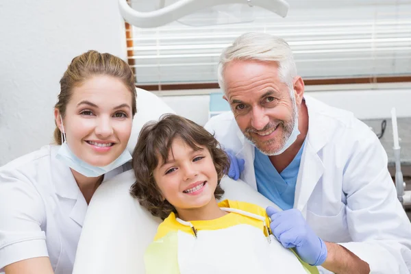 Assistente de dentista e menino — Fotografia de Stock