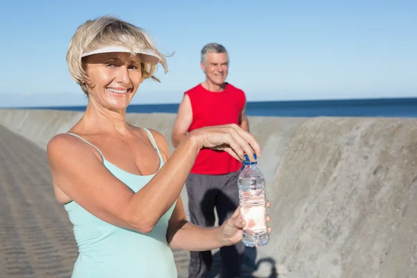 Aktiv senior par ut på en joggingtur — Stockfoto