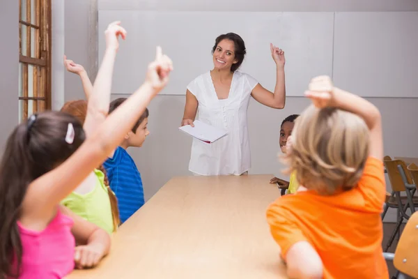 Ученики поднимают руки в классе — стоковое фото