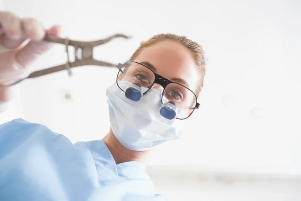 Dentista em máscara cirúrgica — Fotografia de Stock