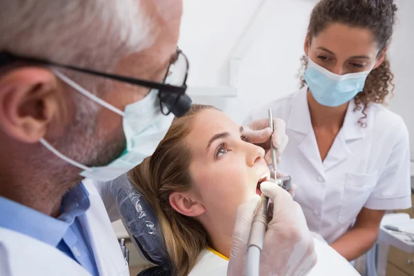 Dentista examinando los dientes pacientes —  Fotos de Stock