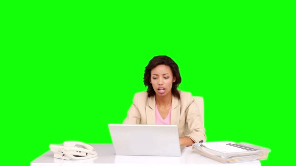 Mujer de negocios celebrando en su escritorio — Vídeo de stock