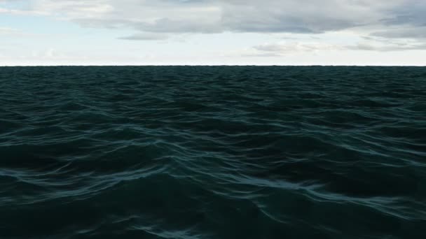 Bulutlu gökyüzü altında dalgalı okyanus — Stok video