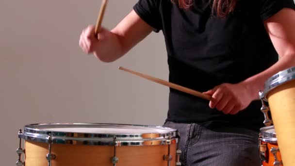 Drummer speelt zijn drumstel — Stockvideo