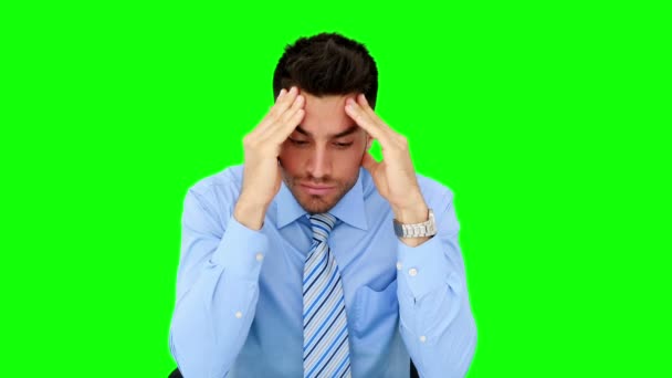Jovem empresário recebendo uma dor de cabeça — Vídeo de Stock