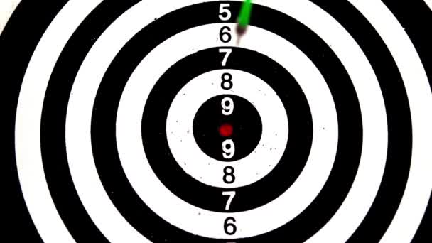 Green dart hitting the bullseye — Stock Video